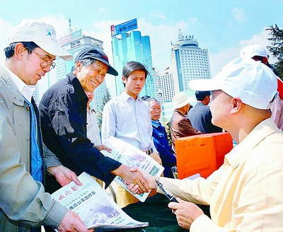 明星倾情助阵爱心义卖3义卖现场都得到市民热捧(组图)