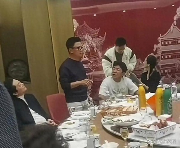 华表奖后明星聚餐，黄渤陈凯歌居主位，餐桌上的交际艺术