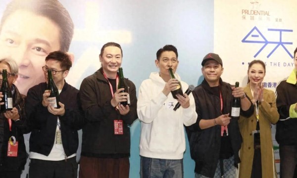 刘德华香港演唱会：华仔开香槟庆祝演出成功，开心的直接对嘴饮
