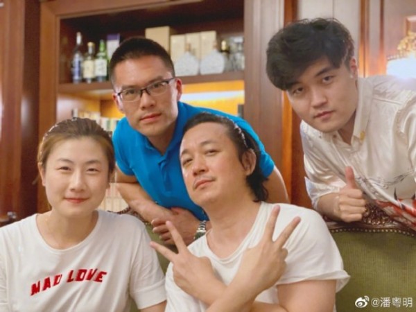 孙颖莎领女乒8将现身泳池合照！丁宁探望男明星 好友相聚笑容满面