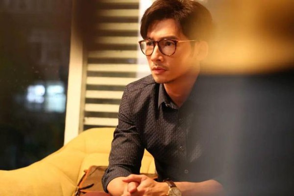 44岁男星疑婚内出轨！与女方出租车内缠绵携手回家，原配称不介意