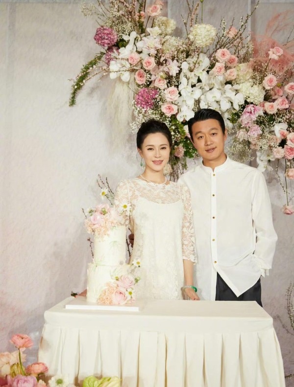 佟大为庆祝结婚16周年，与关悦喝茶爬山看牡丹，两人合影太甜蜜