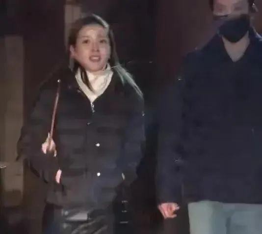 冯绍峰46岁携女友街边散步，甜蜜牵手，女方颜值媲美明星