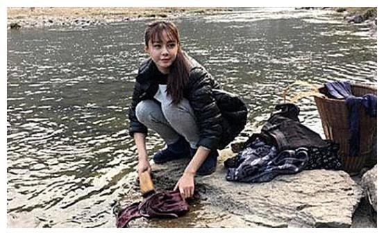 明星回农村的样子，王源放飞自我，赵丽颖插秧种田，看他：太嗨了