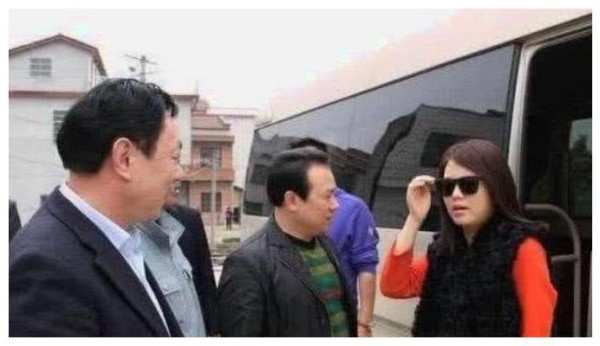 明星回农村的样子，王源放飞自我，赵丽颖插秧种田，看他：太嗨了