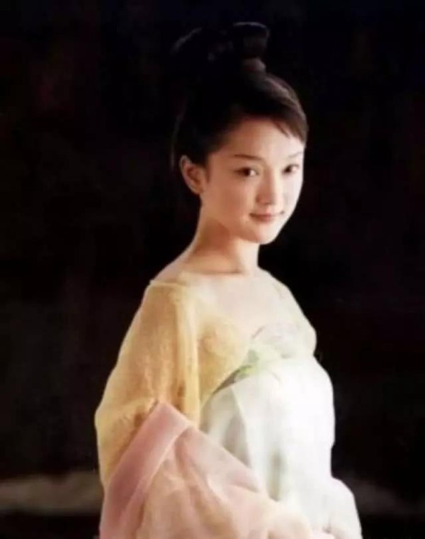 女星第一次拍戏长啥样？杨幂奶萌郑爽青涩，看到赵丽颖帅爆了