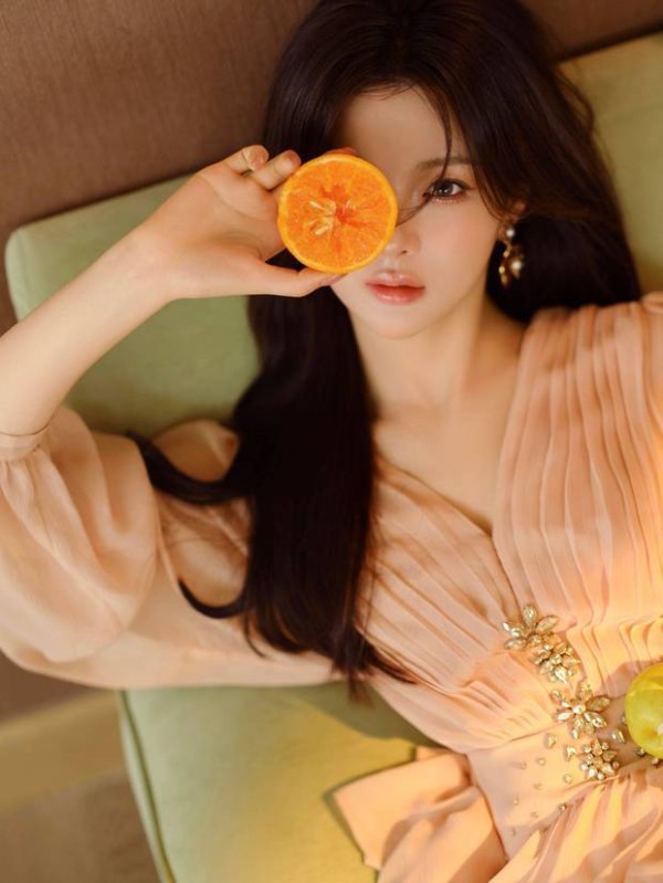 杨超越半遮眼睛俏皮可爱。