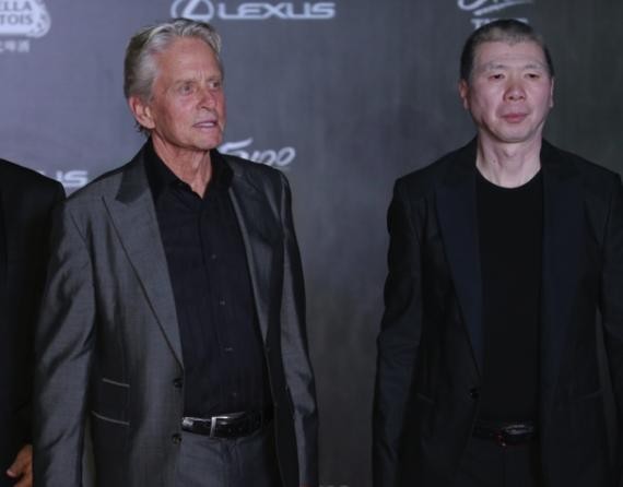 世界明星赛众星闪耀红毯 中外影帝同台引新高潮
