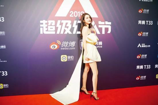 张大奕靠带货把电商公司带到了上市。