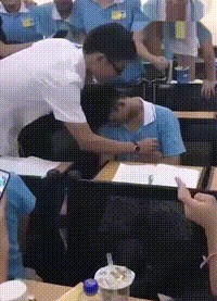 搞笑GIF趣图：是心动啊糟糕，眼神躲不掉