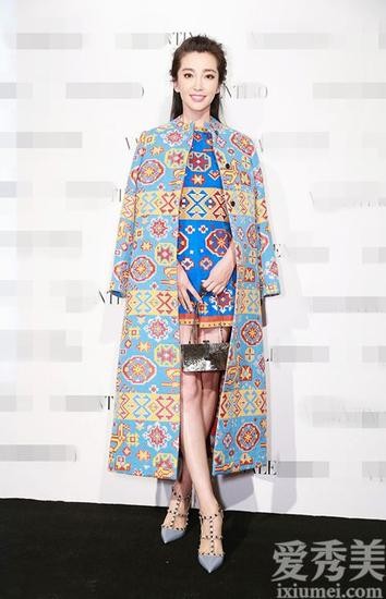李冰冰宫廷风印花大衣亮相品牌活动