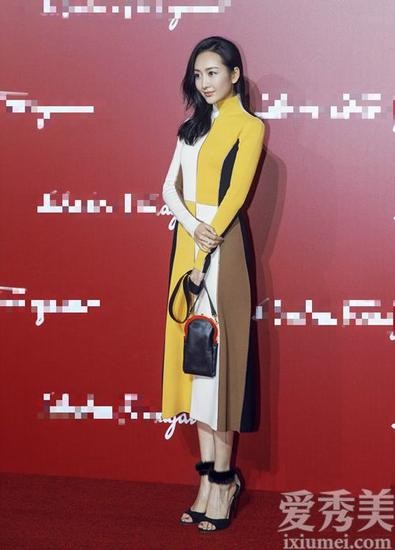 王鸥身穿拼接高领连衣裙亮相活动现场