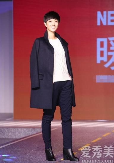 桂纶镁黑色披肩大衣气场足
