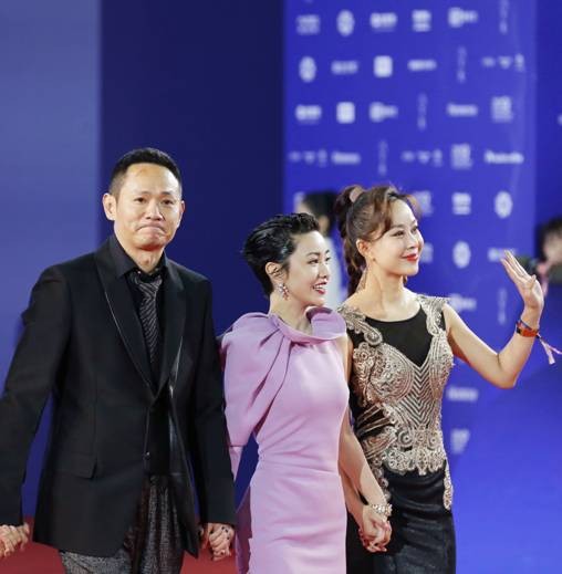 果靖霖（左）携主演郭采洁（中）、王芯宜（右）亮相北京电影节闭幕式