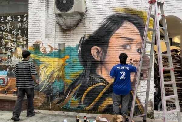 “碧苍王”来了！川美“赵丽颖剧照涂鸦墙”成网红打卡点