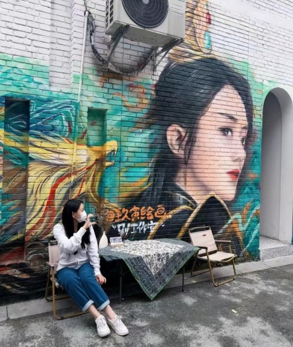 “碧苍王”来了！川美“赵丽颖剧照涂鸦墙”成网红打卡点