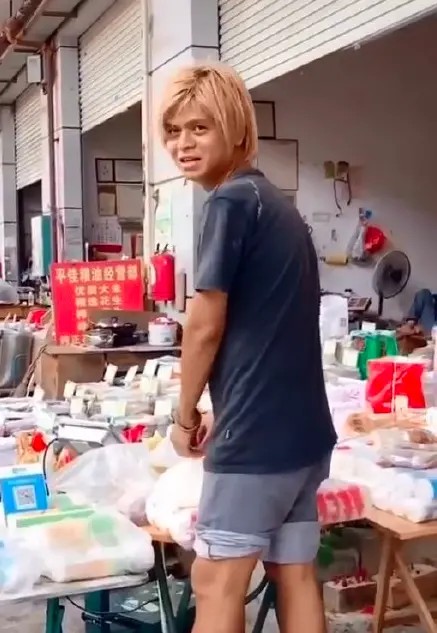 摆摊小哥撞脸罗志祥，遭路人疯狂围观，网友：简直一模一样