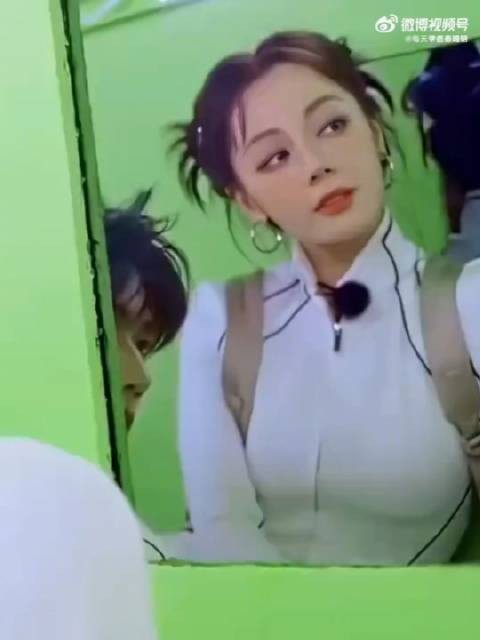 迪丽热巴镜面照展现完美对称脸型