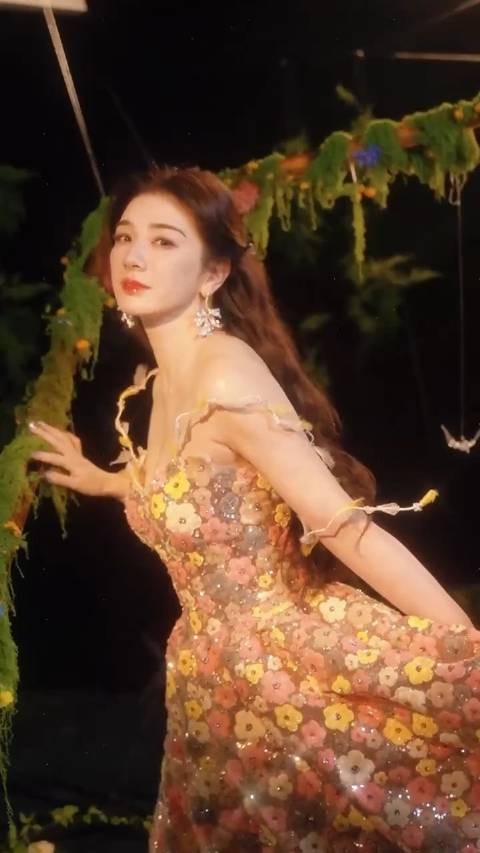 她曾经是家喻户晓的古装女神,却在事业黄金期逐渐淡出大众视野