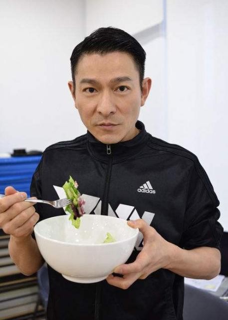 刘德华、周星驰、梁朝伟早期试镜视频曝光，青涩面孔引发回忆