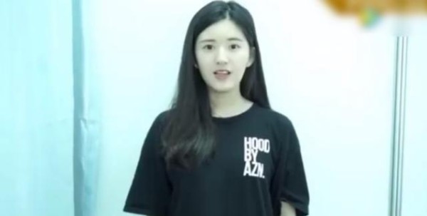 赵露思18岁试镜视频，失去美颜滤镜的她，这颜值还是很能打