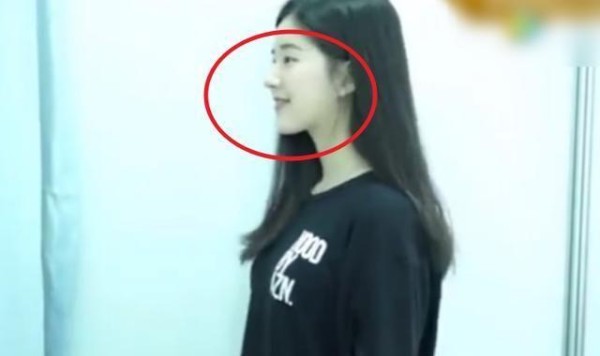 赵露思18岁试镜视频，失去美颜滤镜的她，这颜值还是很能打
