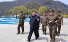 朝鲜领导人金正恩携夫人视察养鱼场 作出重要指示
