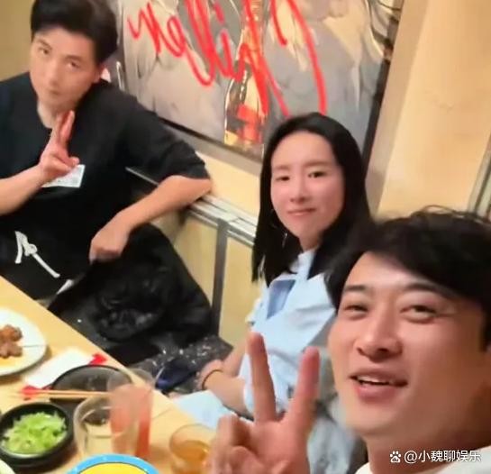 董洁与保剑锋夜间聚餐，穿衬衫脸颊红扑扑，素颜出镜状态好到爆