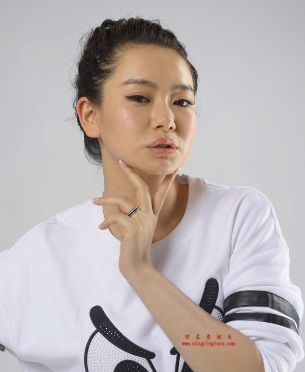 戚薇某综艺节目定妆照花絮照片，性感紧身裤等造型，面部特写，高清4K分辨率原图无修生图下载（至尊）
