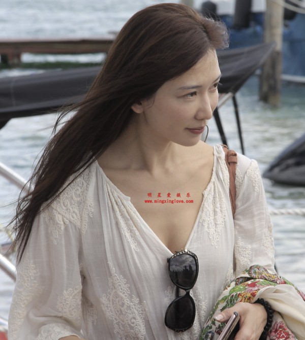 林志玲参加某综艺节目花絮照片，大尺度露胸、超短牛仔、大长腿光脚等造型，高清4K分辨率原图无修生图下载（至尊）