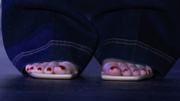 孟子义某综艺节目发布会现场花絮照片，性感吊带露脐、紧身牛仔光脚造型，高清8K分辨率原图无修生图下载（至尊）