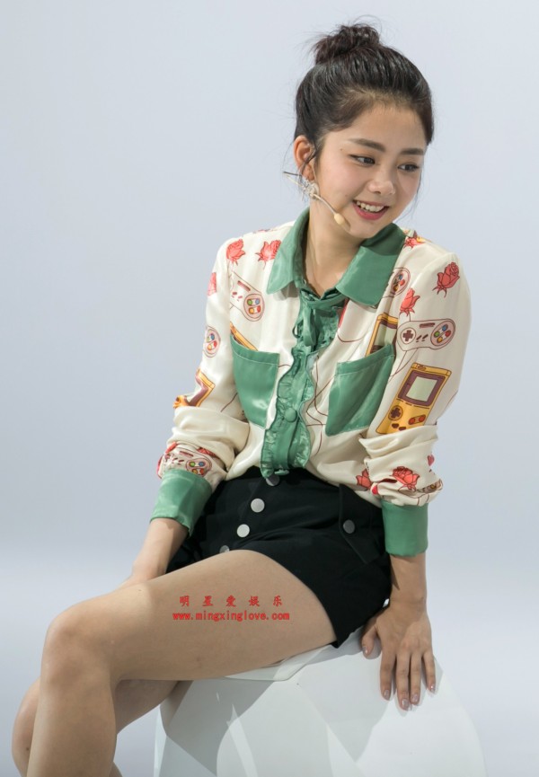 谭松韵某综艺节目现场花絮照片，性感超短裤、美腿光脚造型，高清4K分辨率原图无修生图下载（至尊）