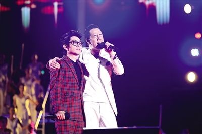在《中国好声音》决赛之夜上，携金志文一起登台。
