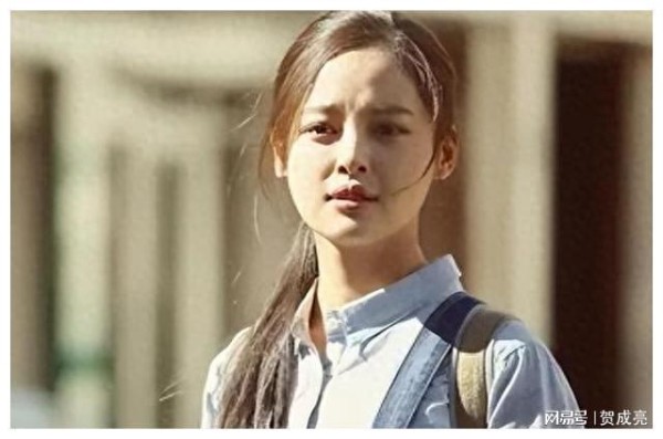 杨幂的成长轨迹：从青涩少女到巅峰之星，背后的汗水与坚持