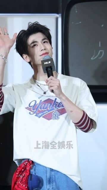 瞧，张凌赫来喽！真是帅气逼人！
