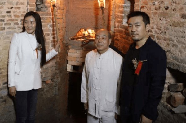 他是中国著名词曲家，歌曲特别接地气，捧红了很多明星