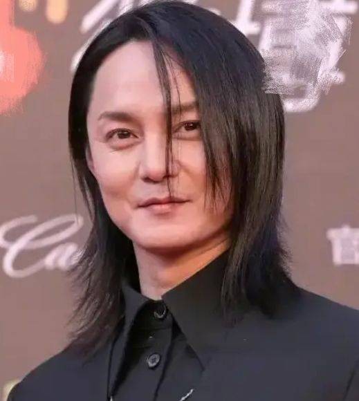 明星高清怼脸拍，尹正皱纹明显，赵丽颖脸大，王源粉底遮不住痘痘
