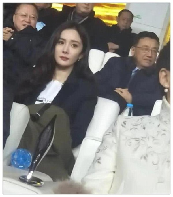 生图下的明星,杨幂没啥变化,张雪迎面部反光,而她比精修图还美