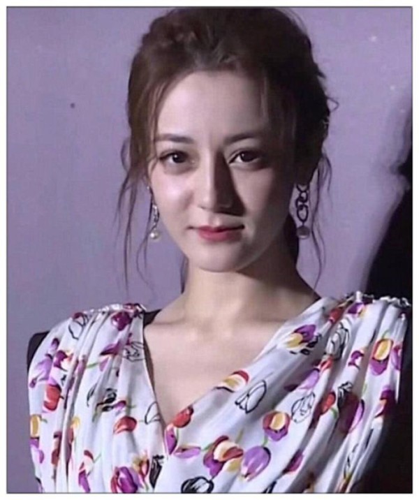 生图下的明星,杨幂没啥变化,张雪迎面部反光,而她比精修图还美