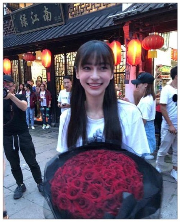 生图下的明星,杨幂没啥变化,张雪迎面部反光,而她比精修图还美