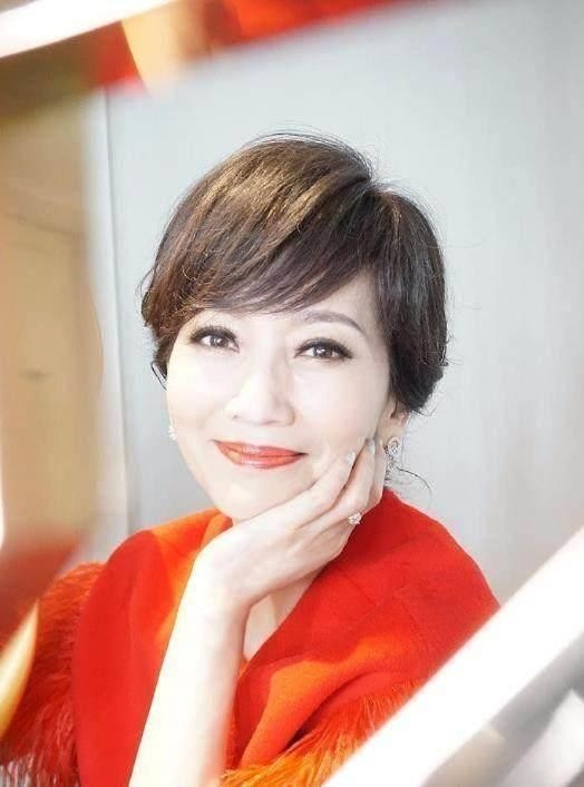 赵雅芝脸部高清特写大图，你睁大钛合金双眼，也找不到岁月痕迹！