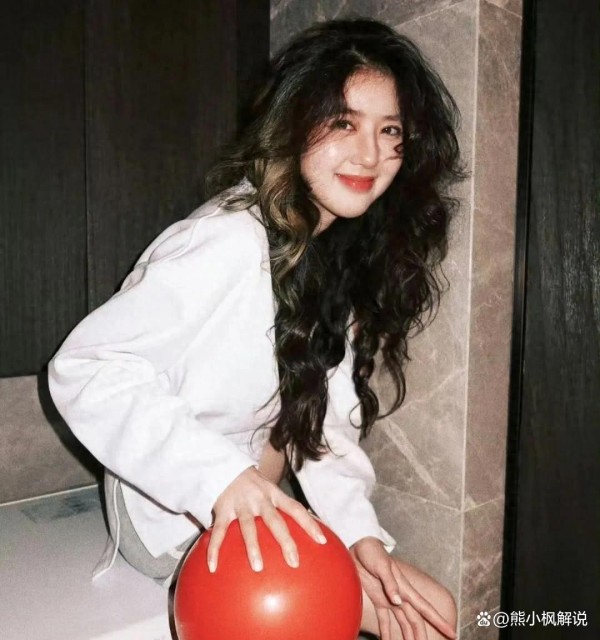 当红女星辱华言论被曝光，品牌方迅速与她划清关系，评论区沦陷