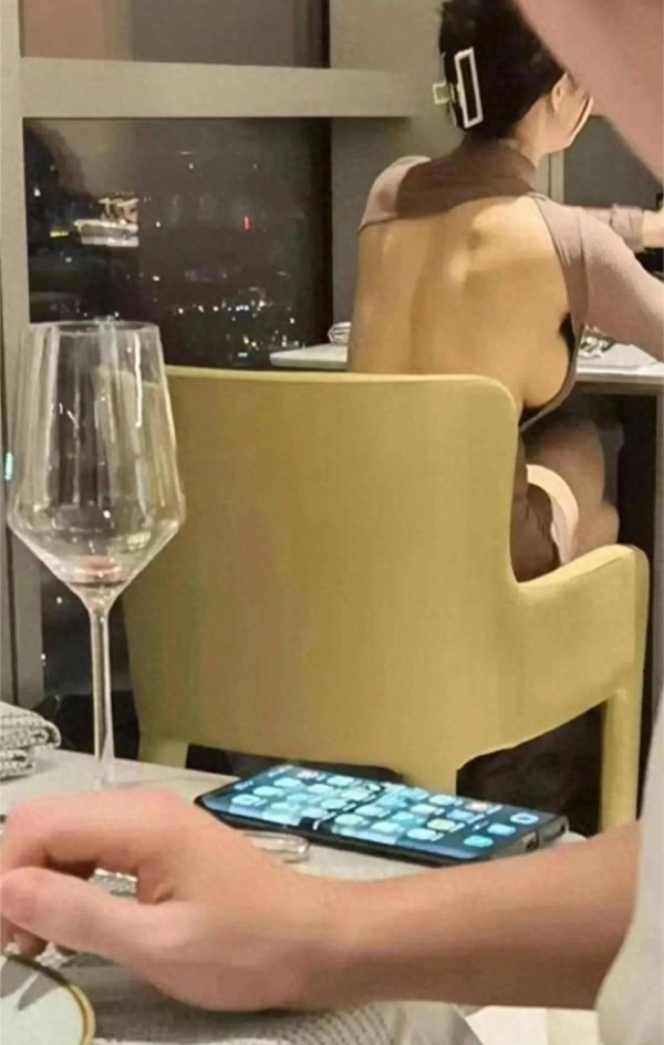 明星走秀时穿的半圆形透明连衣裙真的很时尚、很有吸引力吗？