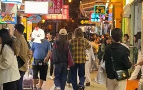 36岁杨颖澳门现身！3万外套显粗短眼神空洞引热议