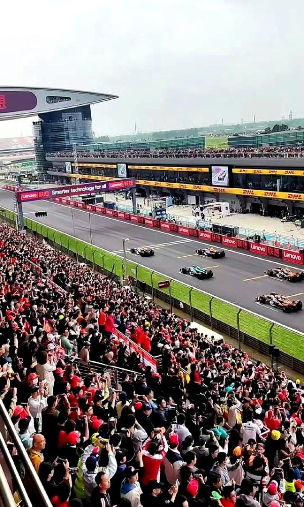 F1赛场现成毅，粉丝狂欢背后，体育赛事变味了？-有驾