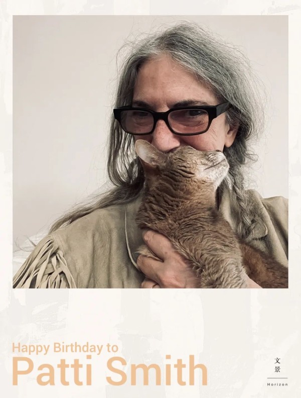 帕蒂·史密斯抱着阿比西尼亚猫开罗