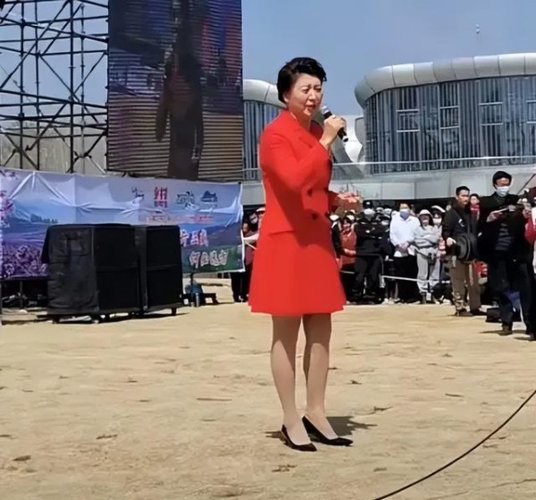 过气明星有多惨：农村走穴，穷到只剩100万，摆摊还债，体面呢？