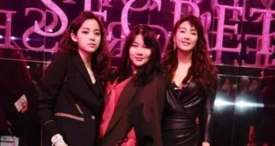 杨天真卸任明星经纪人捧新人周扬青？二人深夜聚餐，聊得不亦乐乎