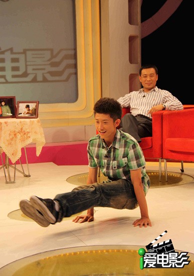 张一山《爱电影》演播室里秀功夫