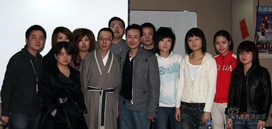 张颂文与娱乐私塾学员合影